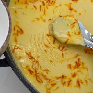 Echte saffraan in verse melk